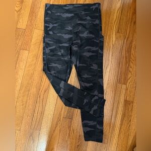 Athleta Ultimate Camo 7/8 Tight Leggings | Black | M